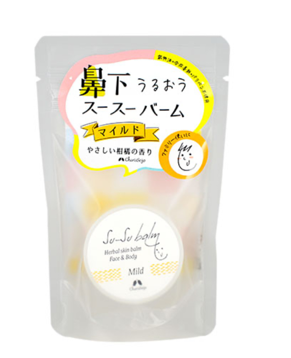 いつでもどこでも、乾燥を感じた時に！

長野で育ったマリーゴールドで、お肌をやさしく守り、
爽やかなエッセンシャルオイルの香りで鼻をすっきりさせてくれるスキンバーム。

「マイルド」は優しくカサカサを抑えるシトラスタイプ。
お子さんも好きなシトラスの香りで、家族使いにおすすめです。
乾燥が気になるところにも。

おすすめの使い方
● 鼻の周りのカサカサに
● 鼻孔の周りに塗って花粉をガード(塗ってからマスクでダブルガード！)
● 夜はのどや胸につけて
● 乾燥の気になる指先に